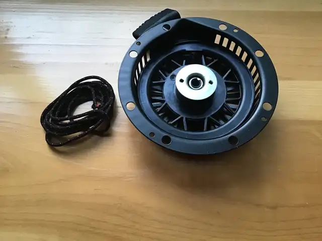 Crank et corde soufleuse + corde chaine Saw in Lawnmowers & Leaf Blowers in Granby - Image 3