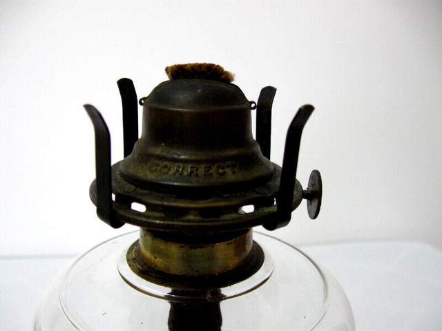 ANCIENNE LAMPE A L HUILE /ANTIQUE OIL LAMP dans Art et objets de collection  à Ouest de l’Île - Image 4