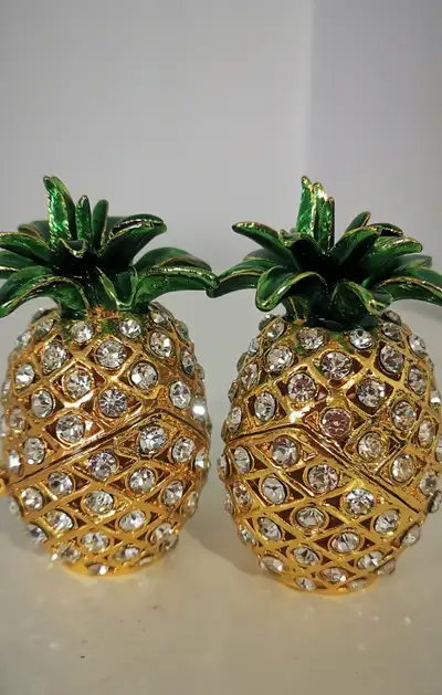 Material : metal&crystal Size :2.6*1.7IN New. Each of $35, set of two $50. pick up in Lawrence Keele...