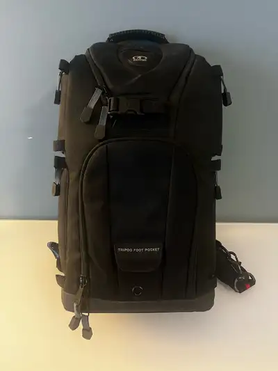Tamrac 5786 Can be worn as a backpack or sling Excellent condition, very little use No tears, rips,...