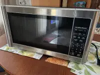 HAMILTON BEACH MICROWAVE 1000 W 1.1 cu ft  4 months old moving. 