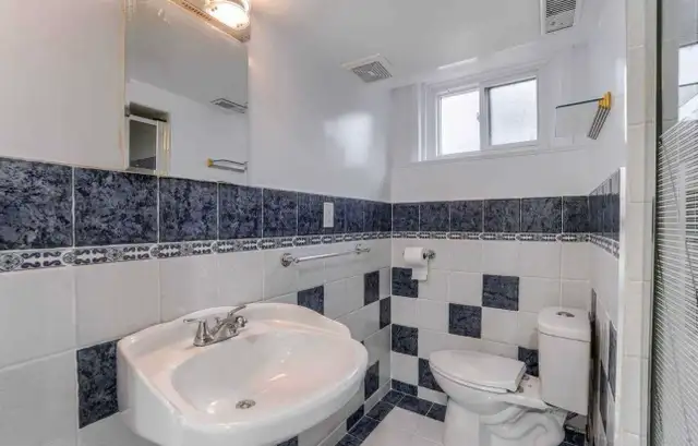 Room Large for rent for couple in Room Rentals & Roommates in City of Toronto - Image 3