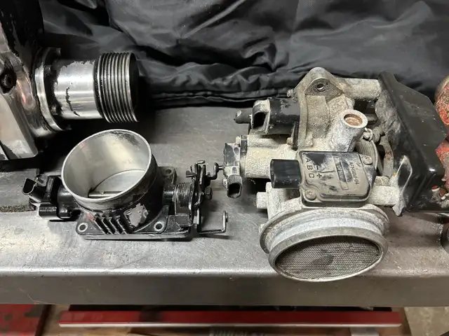 Carburetors and throttle bodies in Engine & Engine Parts in Grand Bend - Image 9