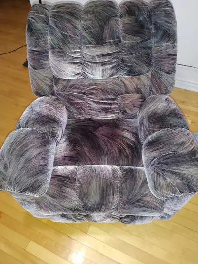 Ce fauteuil inclinable, qui présente des signes d'usure normale, offre un confort supérieur grâce à...