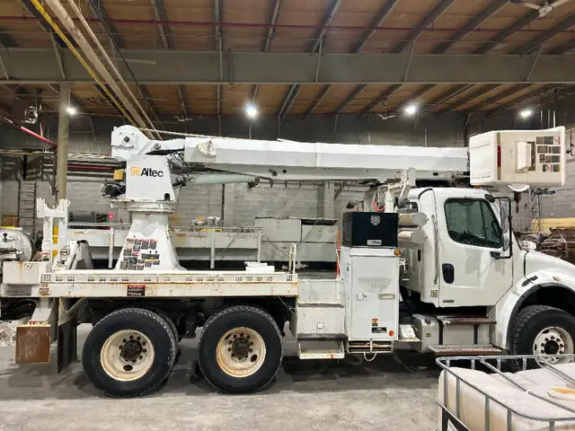2009 Freightliner Altec DM47 Combination Digger Derrick Unit in Other in Prince George