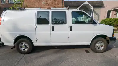Van prêt pour l’aventure, idéal pour un couple ! Chevrolet Express 2008 2500 168 000 km Moteur à ess...