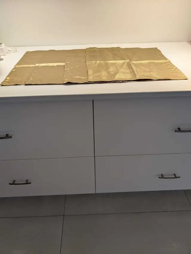 4 Gold Placemats and Gold Table  Runner in Holiday, Event & Seasonal in Ottawa - Image 2