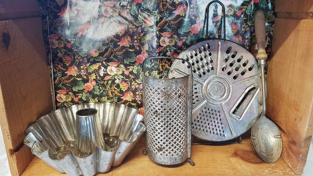 Lot of Vintage Kitchen Items/decor 60$ or all in Kitchen & Dining Wares in Whitehorse - Image 2