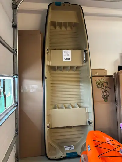 Bateau (Jon Boat) Pelican Intruder 12’ X 48’’ Poids : 127 lbs Capacité : 420 lbs Possibilité d’insta...