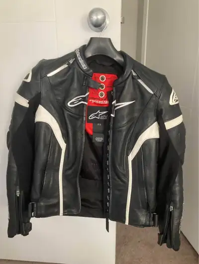 Selling my alpinestars Stella leather jacket size USA 6 (S). I bought another leather jacket and no...