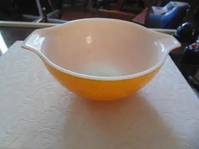 Vintage 7 1/2 in. Pyrex Deep Dish. Pr-owned. In excellent Condition. No chips