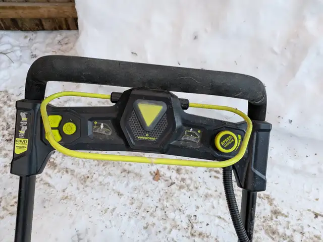 Yardworks Electric Snowblower in Snowblowers in City of Toronto - Image 3
