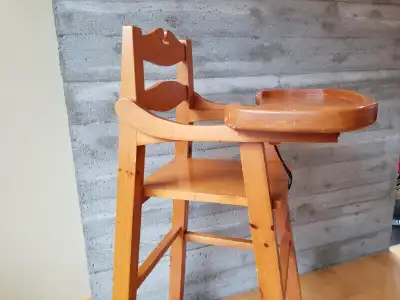 Chaise haute pour enfant Fait de bois Courroie de cuir pour l'entre-jambe Disponible également à Mon...
