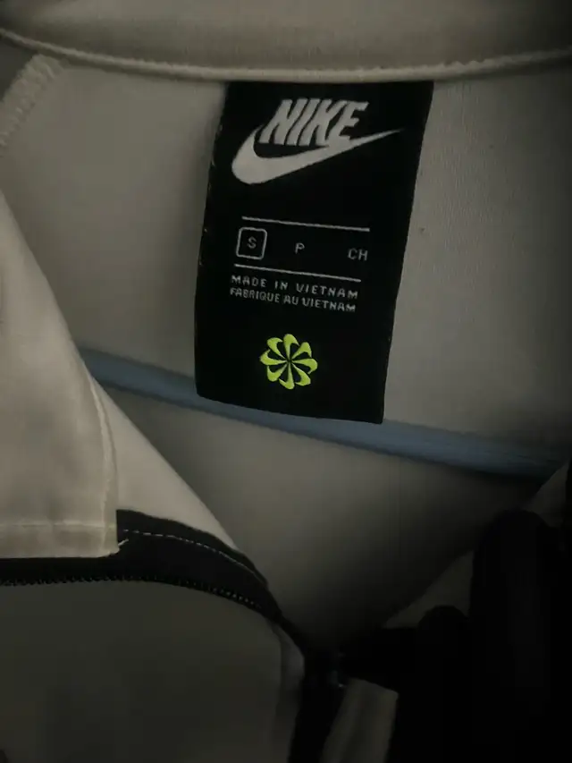 Alberta Sale, Nike Men's Track Zip (S), White  in Basketball in Revelstoke - Image 5