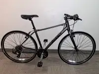 Near mint 700c Giant Escape 3 aluminum hybrid commuter bike. 19"