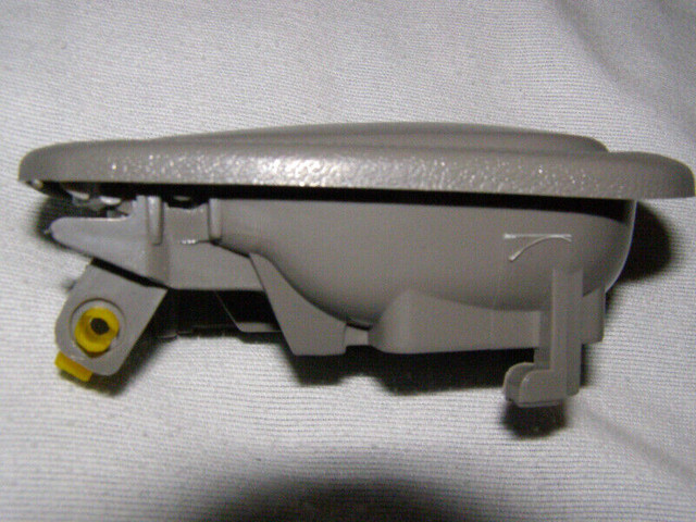 NEUF Poignee porte Interieur Toyota Corolla 1998-02 Door handle dans Pièces de carrosserie  à Longueuil/Rive Sud - Image 3