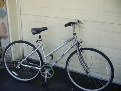 Velo Hybride 21V Giant Cypress ST pour femme Argent-Gris fonce, View more