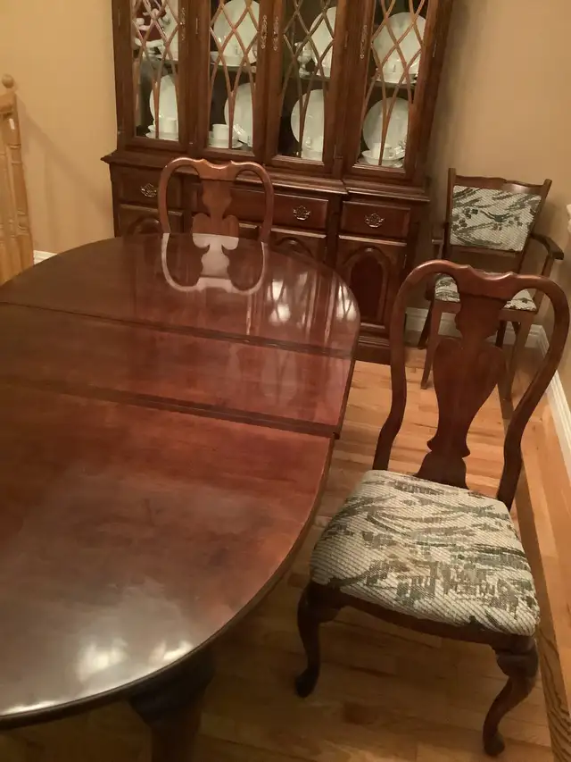 Dining room set in Dining Tables & Sets in Dartmouth - Image 3