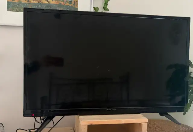 32” insignia tv in General Electronics in Edmonton - Image 2