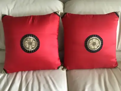 2 coussins Thaïlandais neufs,15$ chaque, View more