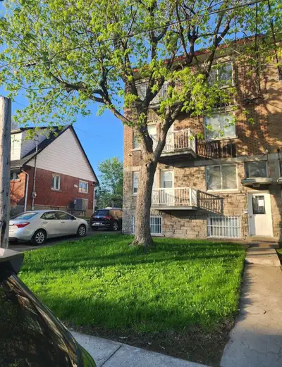 I'm renting my apartment 4-1/2 close metro st Michel 5min if you are interested text me
