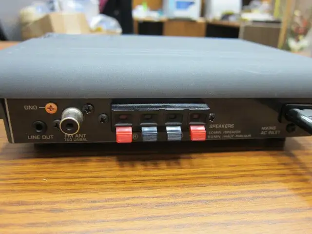 Yamaha AM/FM Stereo receiver with remote control and speakers in Stereo Systems & Home Theatre in Markham / York Region - Image 5