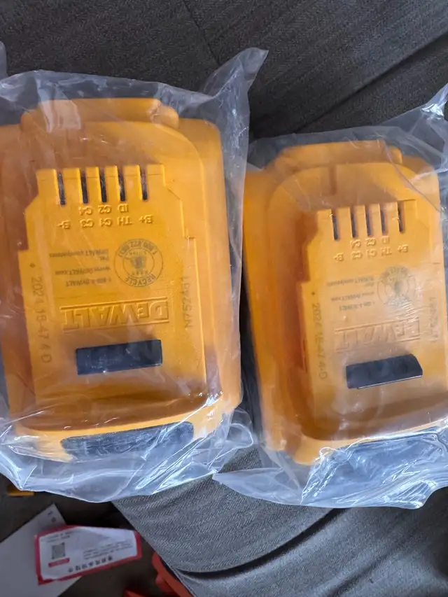 Dewalt battery  in General Electronics in London - Image 2