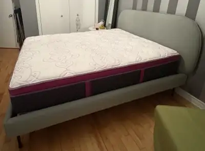 Structure de lit et matelas Queen_Comme neuf, View more