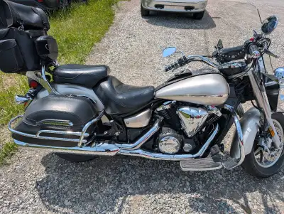 V-star 1300 2008 Très propre et bien équipé Cruise control Bas kilométrage Valises en cuir Crash bar...