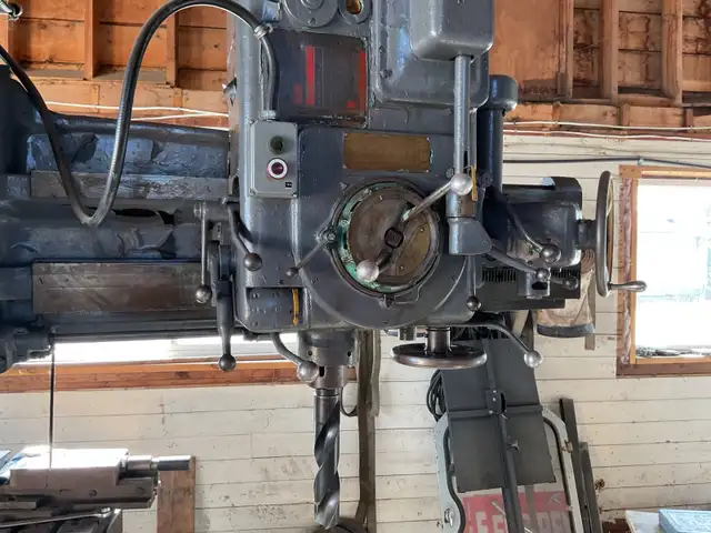 Radial Drill machine tool474117236400465920
