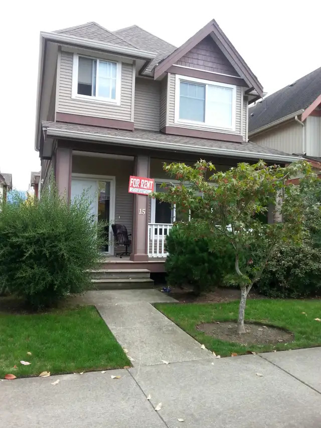 3 storeys house for rent for small family in Garisson Crossing