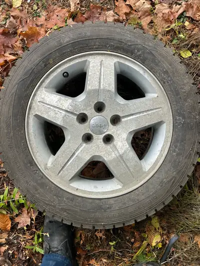 4 great winter tires on jeep compass rims 215/60R17 Dunlop WinterMaxx 9/32 of tread