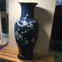 ANTIQUE LARGE CHINESE QING BLUE AND WHITE PRUNUS PAINTED VASE