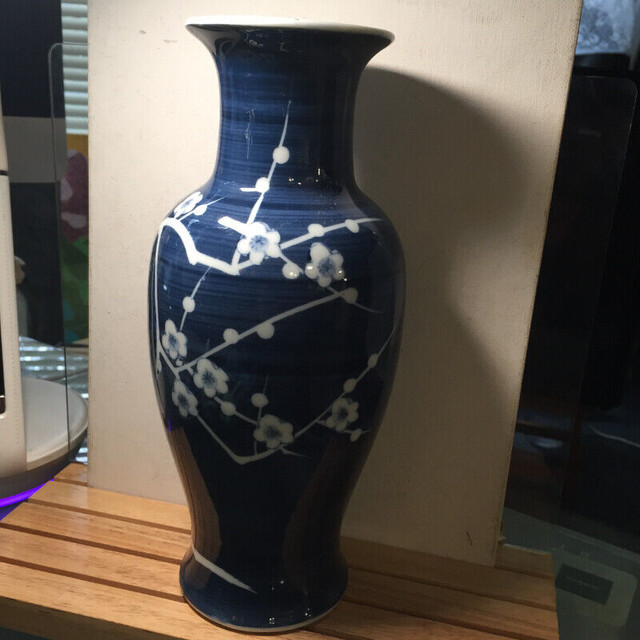 ANTIQUE LARGE CHINESE QING BLUE AND WHITE PRUNUS PAINTED VASE in Arts & Collectibles in Vancouver