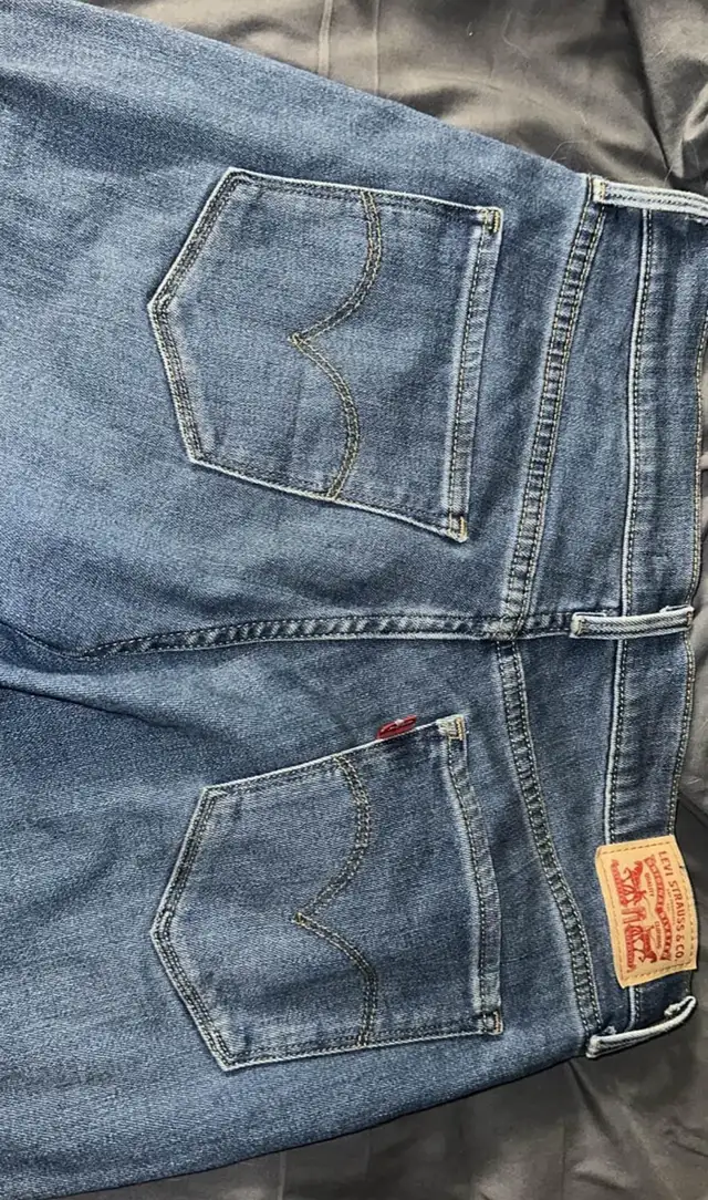 Levi jeans in Women's - Bottoms in Kingston - Image 3