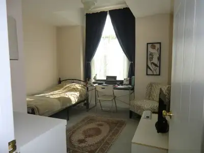 Bright, Fully Furnished Room in a Peaceful Home • Bus stop right outside (10 minutes to the Universi...