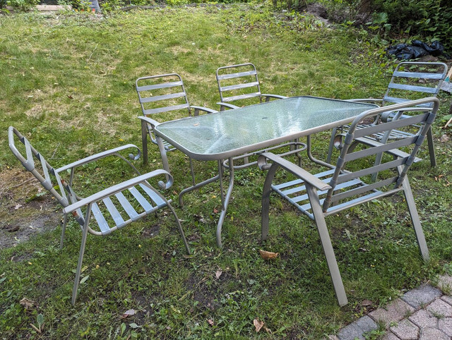 Big Patio Set with Five Solid Chairs. No Rust. in Patio & Garden Furniture in Ottawa - Image 2
