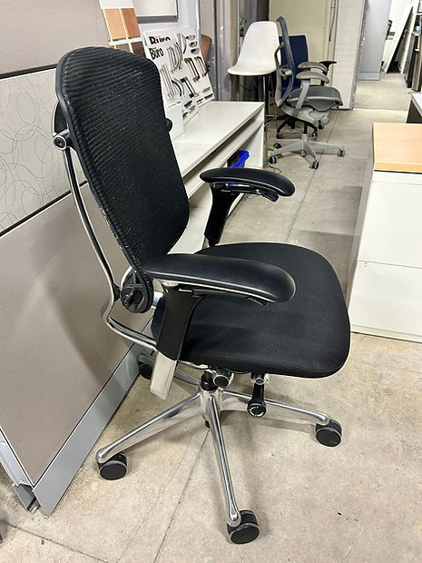 Teknion Nuova Contessa Task Chair! in Chairs & Recliners in Saskatoon - Image 2