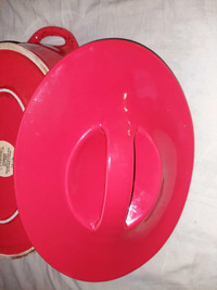 Red casserole dish ! Great condition.