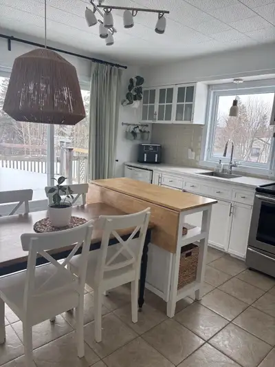 Rez-de-chaussée + sous-sol dans un duplex à Saint-Jean-Eudes à louer. ✨ Rez-de-chaussée : • Cuisine...