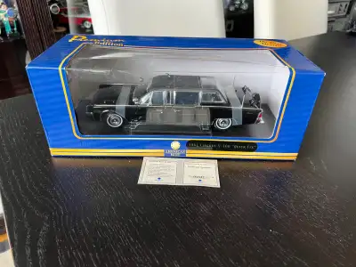 American Mint Premium Edition 1:24 scale diecast car. 1961 Lincoln X-100 “Quick Fix”