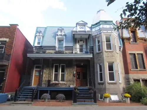 FEMALE ROOMMATE wanted for very large room (5m x 4m) in fully furnished student apartment in Saint-H...