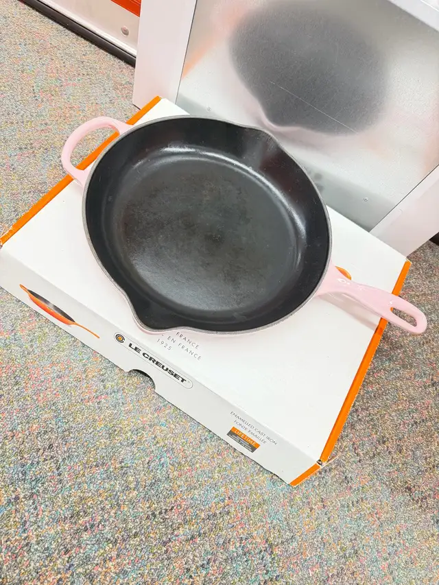Le Creuset Skillet in Kitchen & Dining Wares in Calgary - Image 3