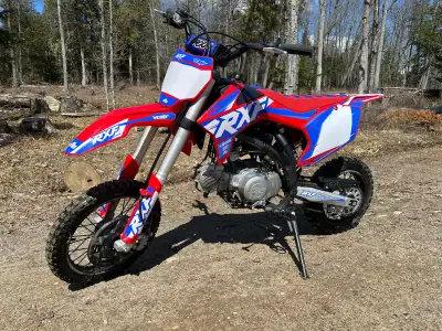 Apollo RXF 150cc dirt bike for sale. Almost brand new. There are just over 10 hours on this dirt bik...