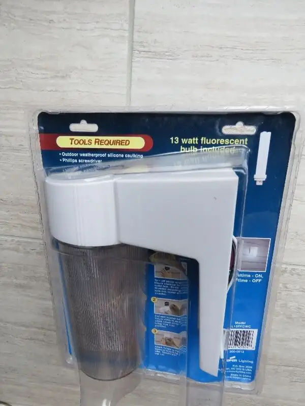 3x 13 Watt Fluorescent luminaire extérieur Outdoor Light Fixture in Outdoor Lighting in Laval / North Shore - Image 5