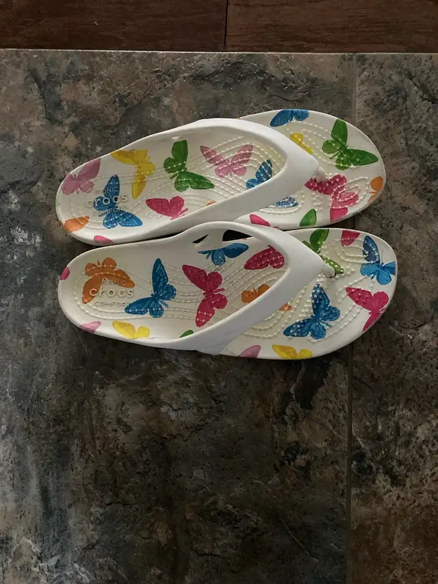 Girls croc flip flops -size 5 in Kids & Youth in St. Albert - Image 4