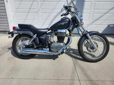 2015 SUZUKI S-40 650 SINGLE. BIKE IS IN NEW CONDITION WITH ONLY 3800KM. BIKE HAS A NEW BATTERY, AND...