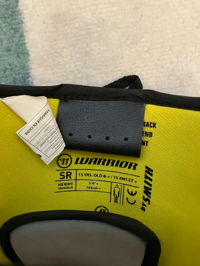 Warrior RITUAL X3 E lacrosse knee pads senior in Lacrosse in Oakville / Halton Region - Image 4