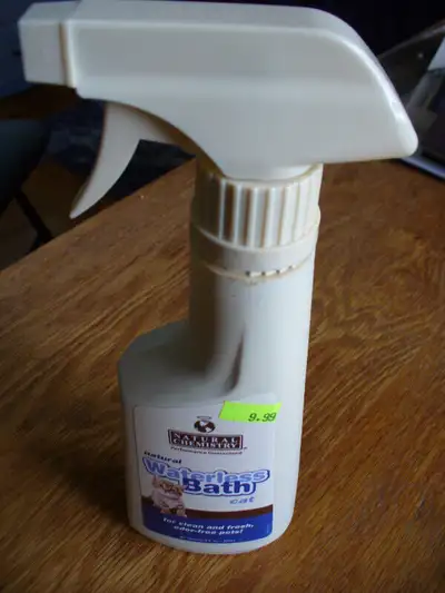1 bouteille de shampoing à sec presque neuve, très peu utilisée. Payée10$+tx à 5$. 1 collier noir po...