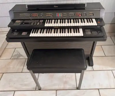 L'orgue vintage Yamaha Electone F-45X est un instrument électronique compact doté d'un meuble modern...